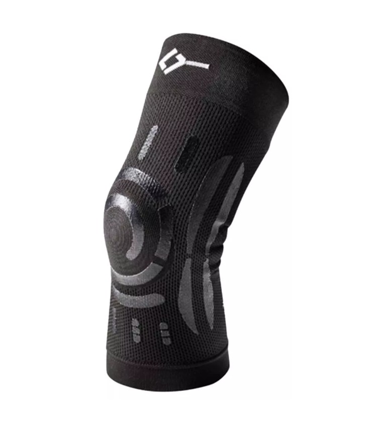 Floky black left kneeing 1