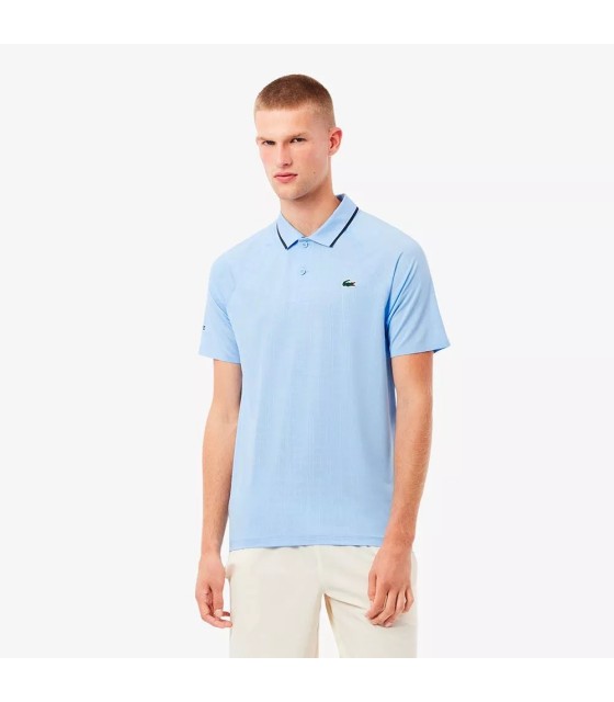 Tennis-Poloshirt Lacoste Novak Djokovic in Pastellblau auf dem Platz